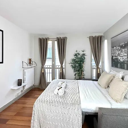 Beautiful Calm In Le Marais Apartment
